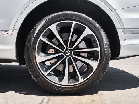 Used 2021 Bentley Bentayga AWD/4WD image 18