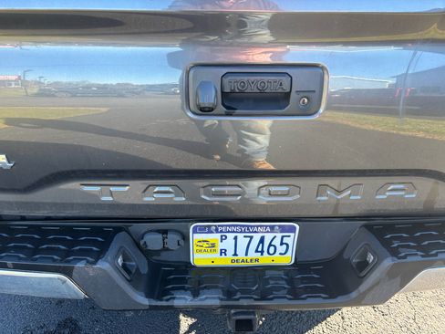 Used 2018 Toyota Tacoma TRD Off-Road image 14