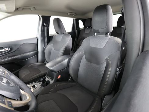 Used 2015 Jeep Cherokee Latitude w/ Cold Weather Group AWD/4WD image 11