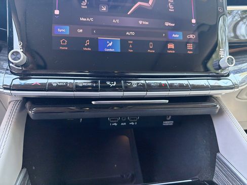 Used 2022 Jeep Wagoneer Series III w/ Premium Group I AWD/4WD image 41
