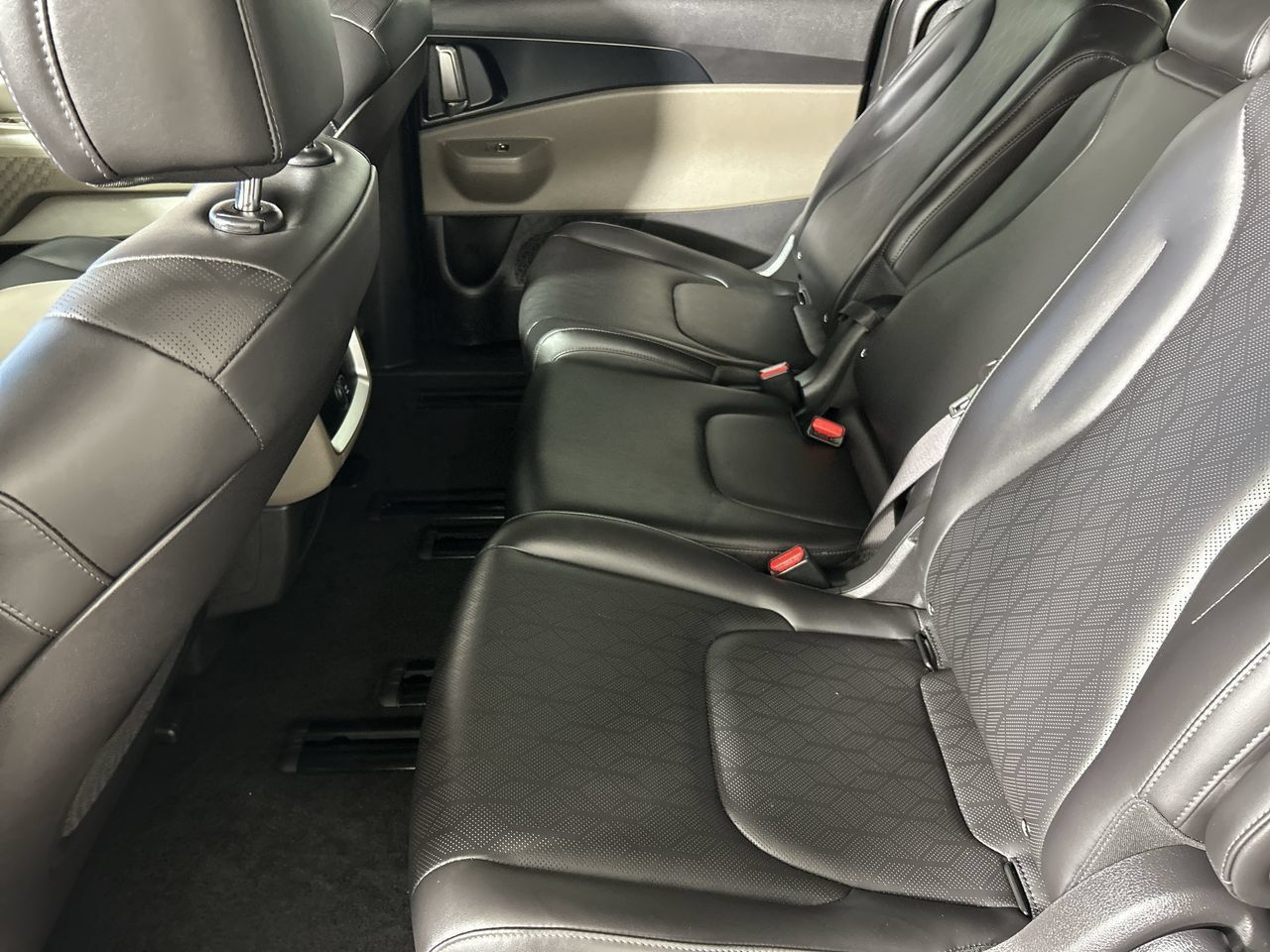 Used 2026 Kia Carnival FWD image 24