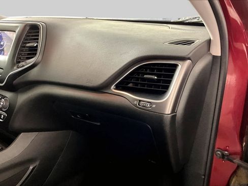 Used 2019 Jeep Cherokee Latitude w/ Popular Appearance Group FWD image 18