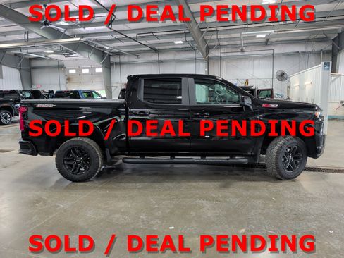 Used 2020 Chevrolet Silverado 1500 LT Trail Boss w/ Midnight Edition AWD/4WD image 2