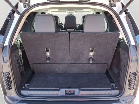 Used 2024 Land Rover Discovery S image 34