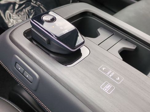 New 2024 Nissan Ariya AWD image 24