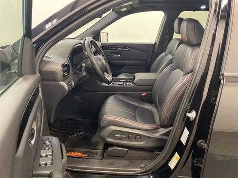 Used 2024 Honda Pilot TrailSport image 8