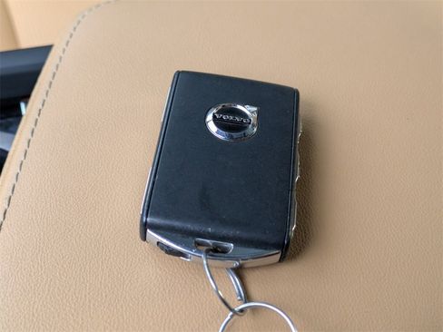 Certified 2023 Volvo XC60 B5 Ultimate w/ Climate Package image 43