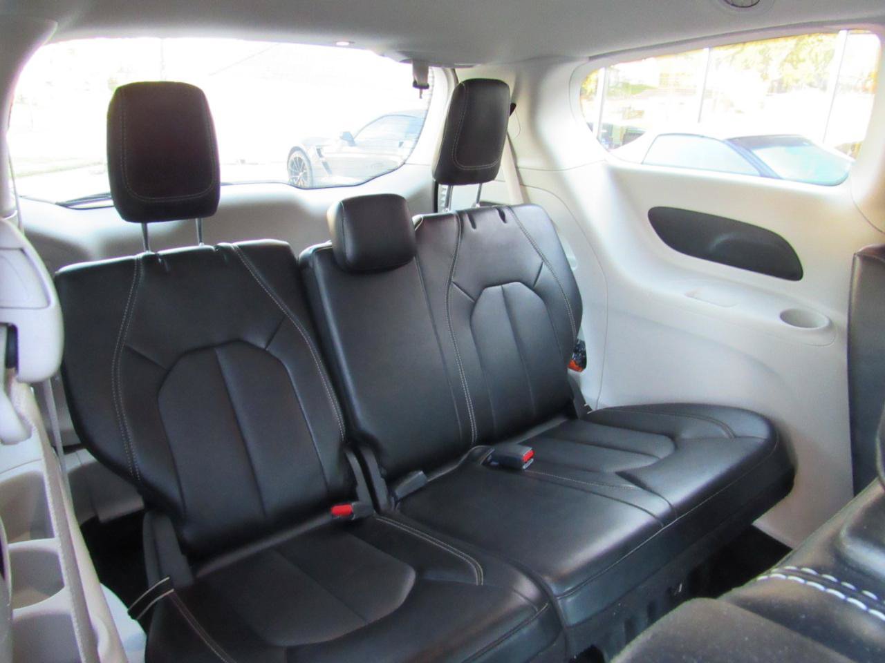 Used 2024 Chrysler Pacifica Touring-L FWD image 37