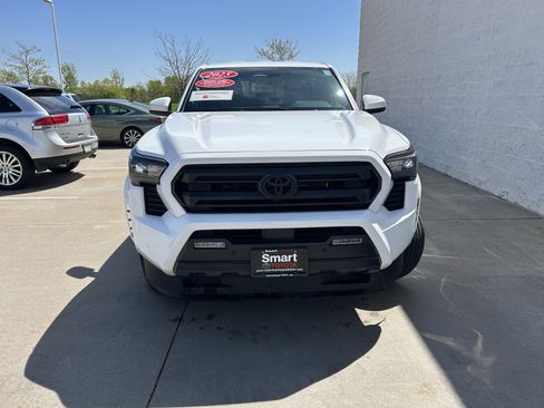 Certified 2025 Toyota Tacoma SR5 w/ SR5 Upgrade Package AWD/4WD image 2