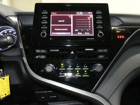 Used 2021 Toyota Camry LE image 34