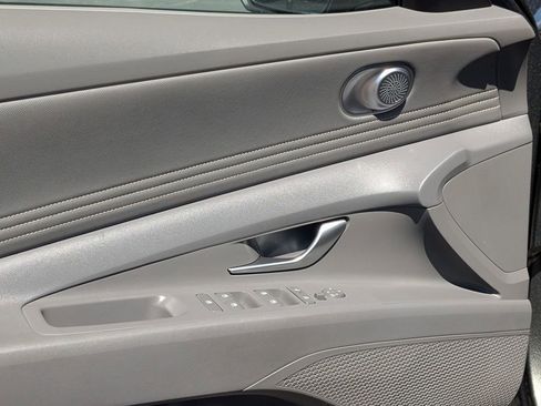Used 2025 Hyundai Elantra SEL FWD image 14