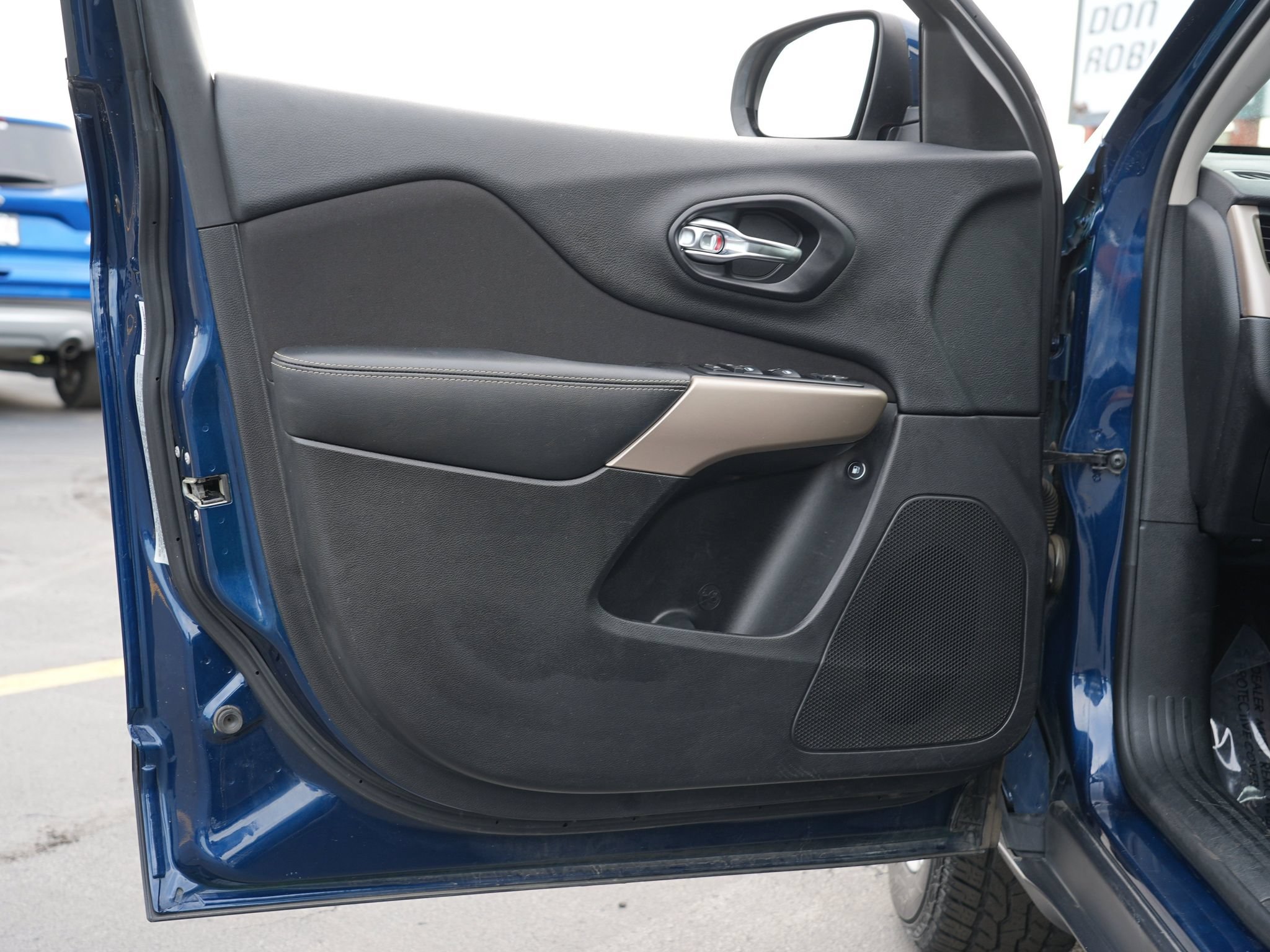 Used 2018 Jeep Cherokee Latitude w/ Safety Group AWD/4WD image 15