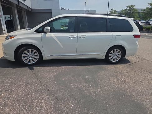 Used 2017 Toyota Sienna Limited Premium FWD image 3