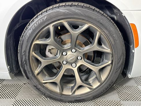 Used 2019 Chrysler 300 Touring RWD image 10