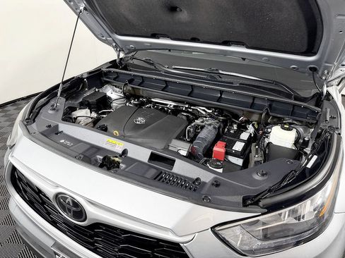 Used 2020 Toyota Highlander XLE AWD/4WD image 22