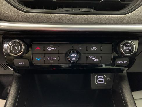 Used 2024 Jeep Compass Latitude image 31