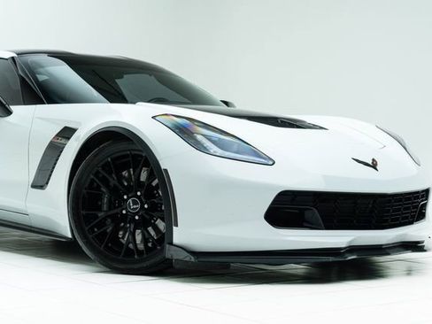Used 2015 Chevrolet Corvette Z06 w/ 3LZ Preferred Equipment Group image 4