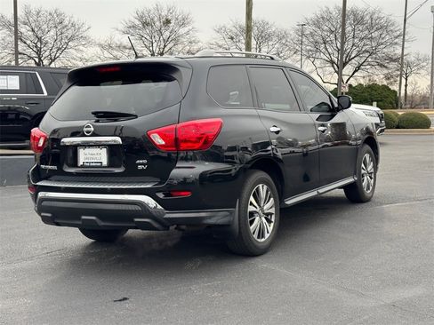 Used 2018 Nissan Pathfinder SV image 3