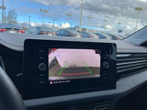 Used 2025 Volkswagen Jetta SE image 17