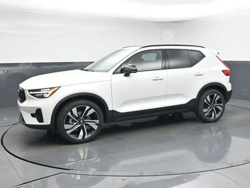 Used 2024 Volvo XC40 B5 Plus image 4