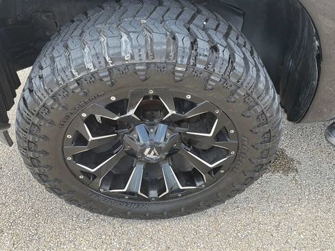 Used 2017 Nissan Titan SV AWD/4WD image 9