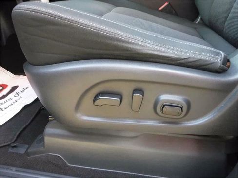 Used 2018 Nissan Titan SV w/ SV Convenience Package image 8