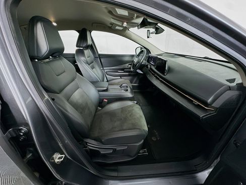 Used 2023 Nissan Ariya FWD image 32