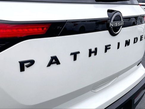 Certified 2022 Nissan Pathfinder SV w/ SV Black Package FWD image 9