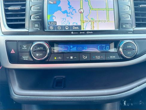 Used 2017 Toyota Highlander Limited Platinum image 16