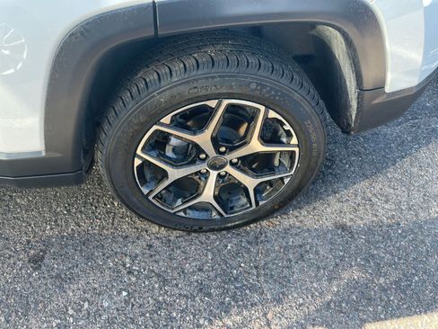 Used 2025 Jeep Compass Limited image 30