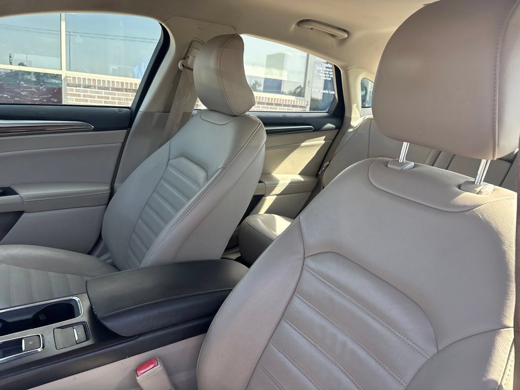 Used 2017 Ford Fusion SE w/ Fusion SE Technology Package FWD image 11