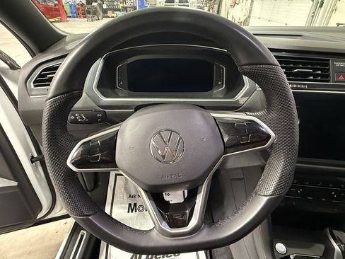 Used 2022 Volkswagen Tiguan SEL R-Line image 31