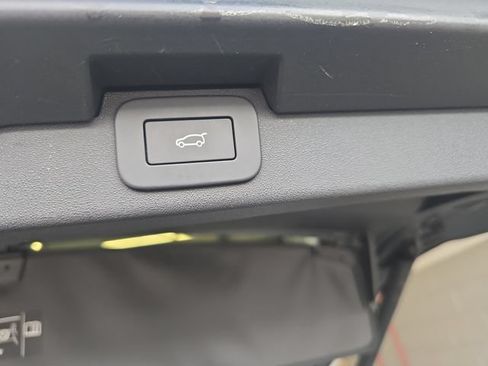 Certified 2025 Land Rover Discovery S AWD/4WD image 17