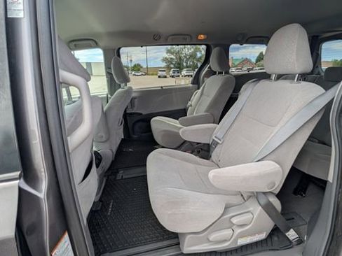 Used 2018 Toyota Sienna LE FWD image 4