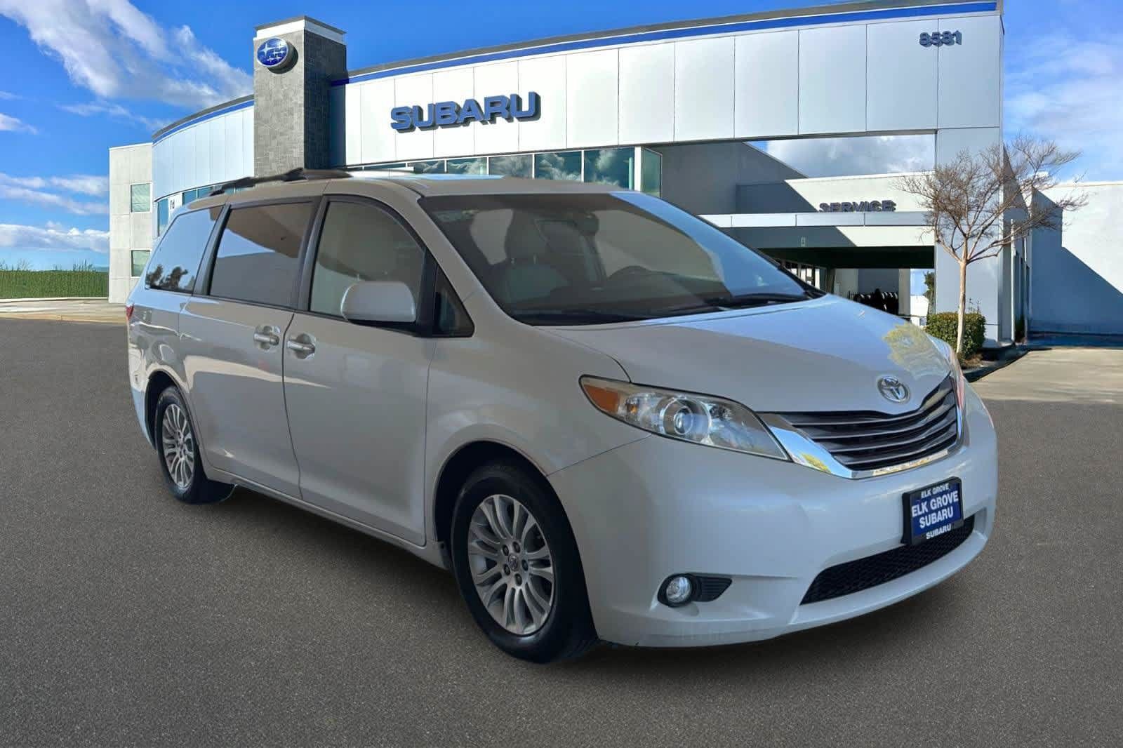 Used 2016 Toyota Sienna XLE w/ XLE Navigation Package FWD image 5