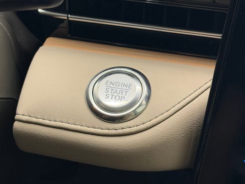 Used 2025 Lincoln Nautilus Reserve AWD/4WD image 30