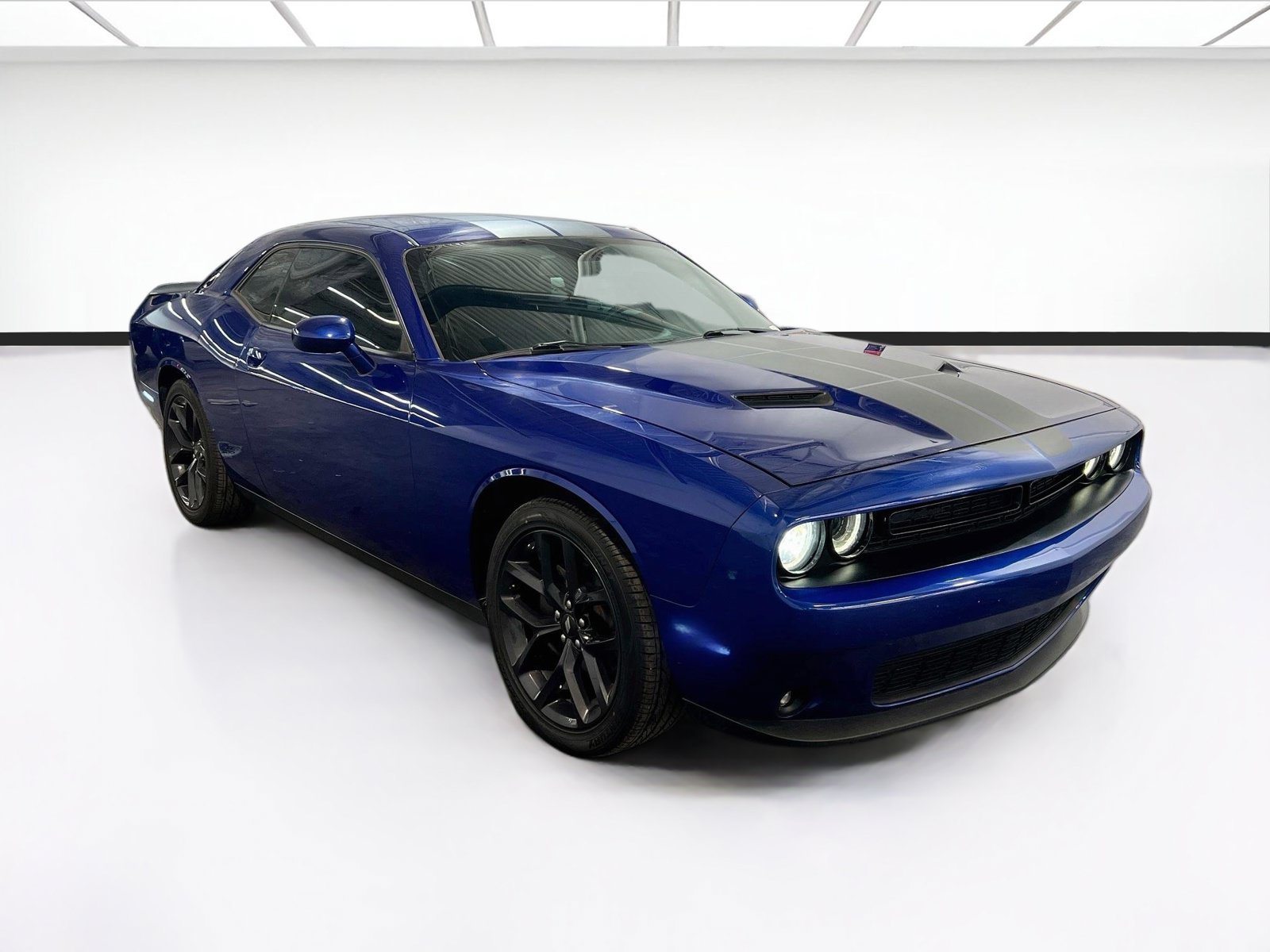 Used 2021 Dodge Challenger SXT w/ Driver Convenience Group RWD image 3
