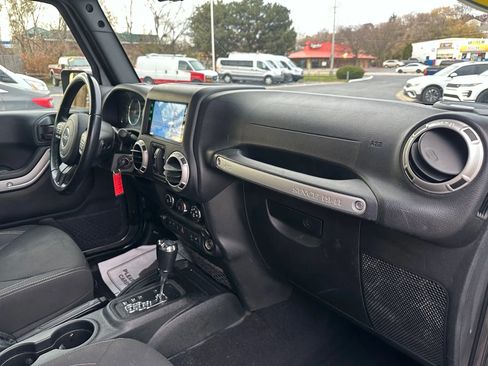 Used 2017 Jeep Wrangler Unlimited Sahara w/ Connectivity Group AWD/4WD image 29