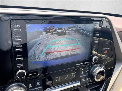 Used 2022 Toyota Highlander XLE FWD image 23