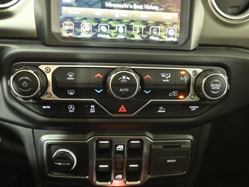 Used 2023 Jeep Wrangler Unlimited Sahara AWD/4WD image 30