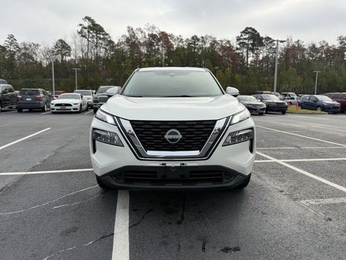 Used 2023 Nissan Rogue SV image 2