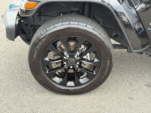 Used 2024 Jeep Wrangler Unlimited Sahara w/ Technology Group AWD/4WD image 12
