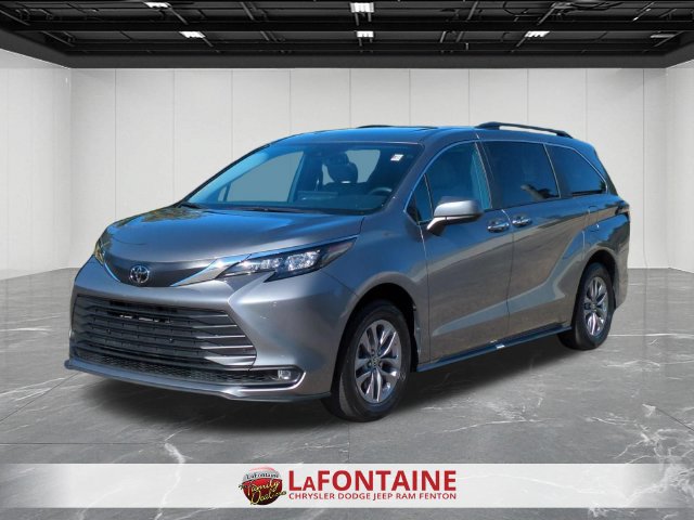 Used 2026 Toyota Sienna XLE FWD image 1
