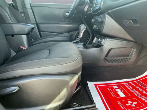 Used 2018 Jeep Renegade Altitude w/ Popular Equipment Group image 19