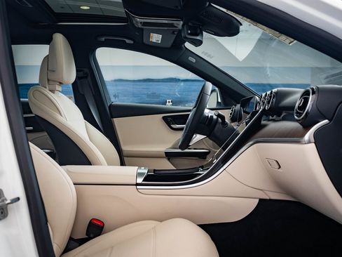 Used 2025 Mercedes-Benz C 300 4MATIC Sedan image 39