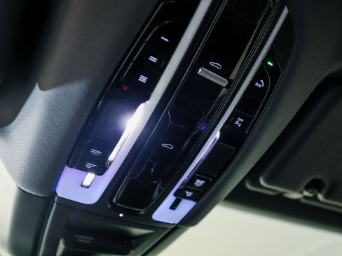 Used 2020 Porsche Cayenne S image 21