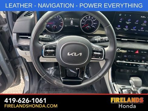 Used 2024 Kia Carnival EX FWD image 16