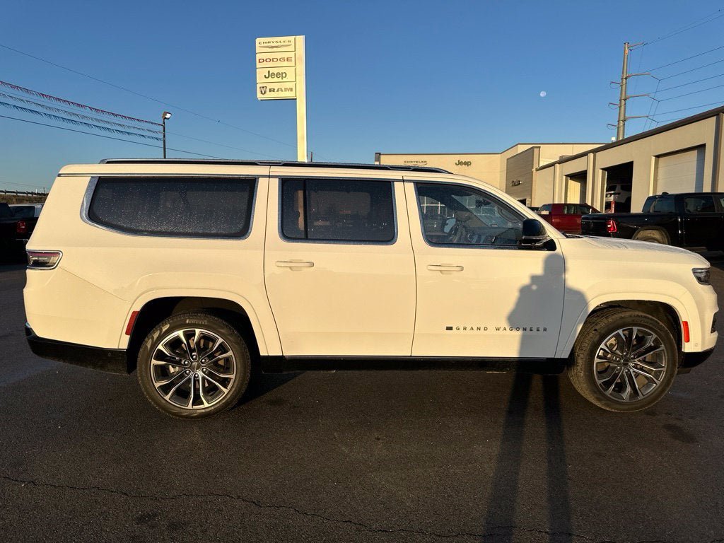 Used 2023 Jeep Grand Wagoneer L Series III AWD/4WD image 5