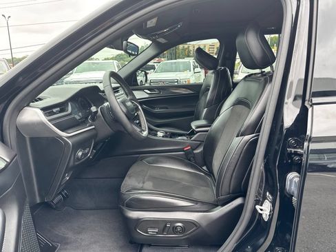 Used 2023 Jeep Grand Cherokee Altitude RWD image 11