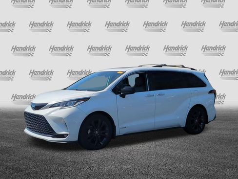 Used 2021 Toyota Sienna XSE image 3